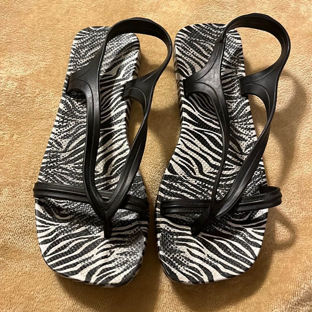 Super cute Giselle Bunschen strappy flip flop. Great condition